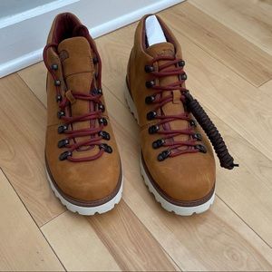 Unused North Face mens boots